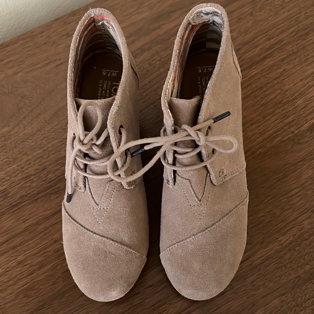 Tom’s shoes women’s size 7.5W tan wedges